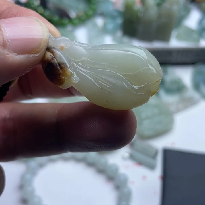 虚***度和田玉未镶嵌颈饰挂件