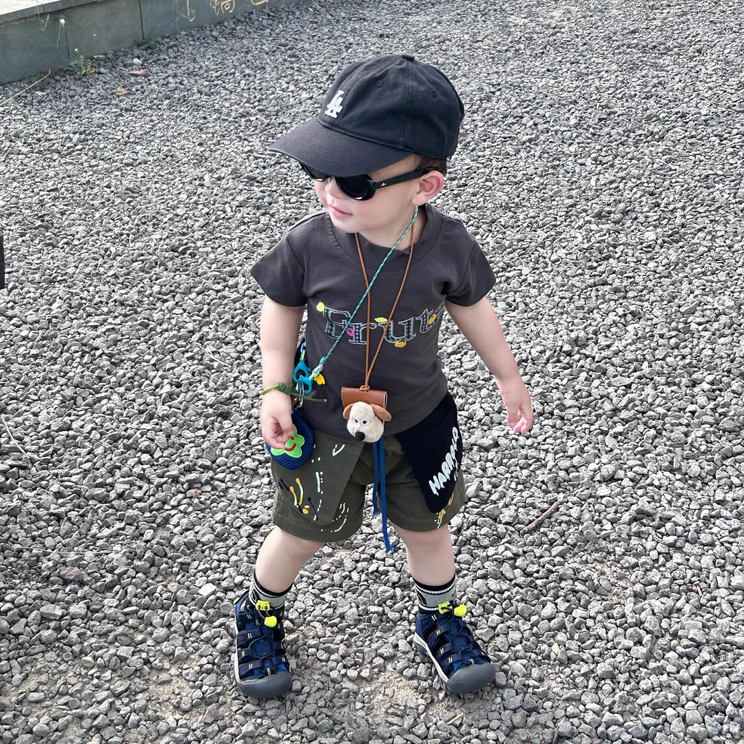 韩版男童2025夏季新款深灰色字母短袖儿童军绿休闲短裤宝宝两件套