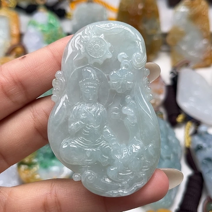 翡翠未镶嵌颈饰自在观音