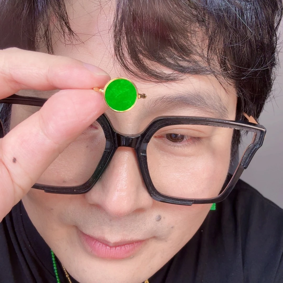 翡翠未镶嵌颈饰一件