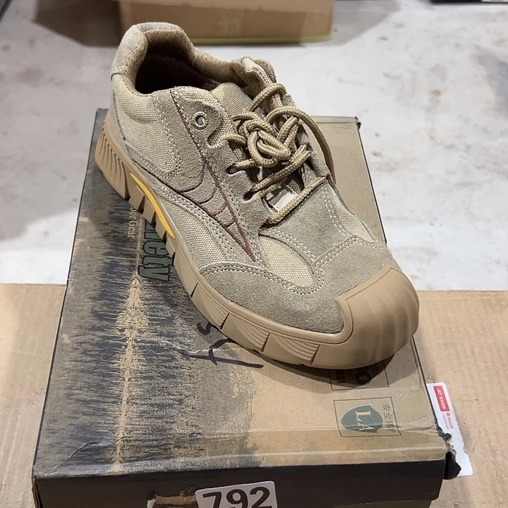 792号。38码防砸防刺劳保鞋。鞋底磨损介意勿拍