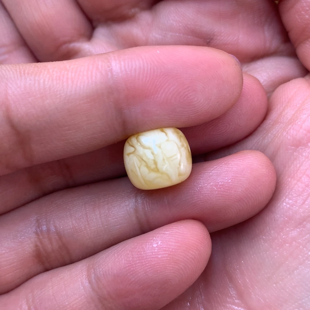 未镶嵌琥珀裸石年**狂蜜蜡