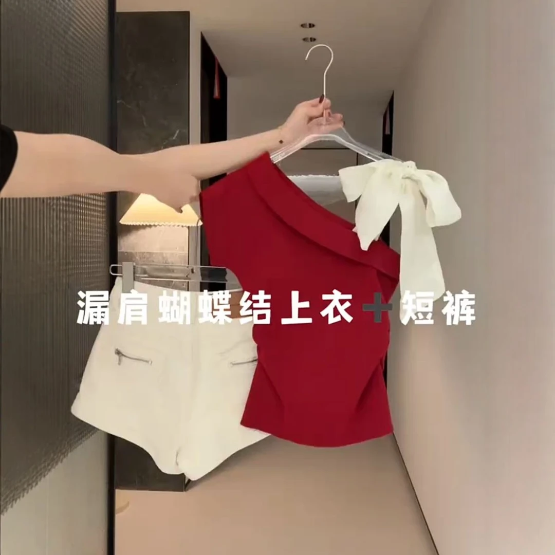 今年流行漂亮套装2025新款辣妹风时尚露肩短袖高腰牛仔短裤两件套