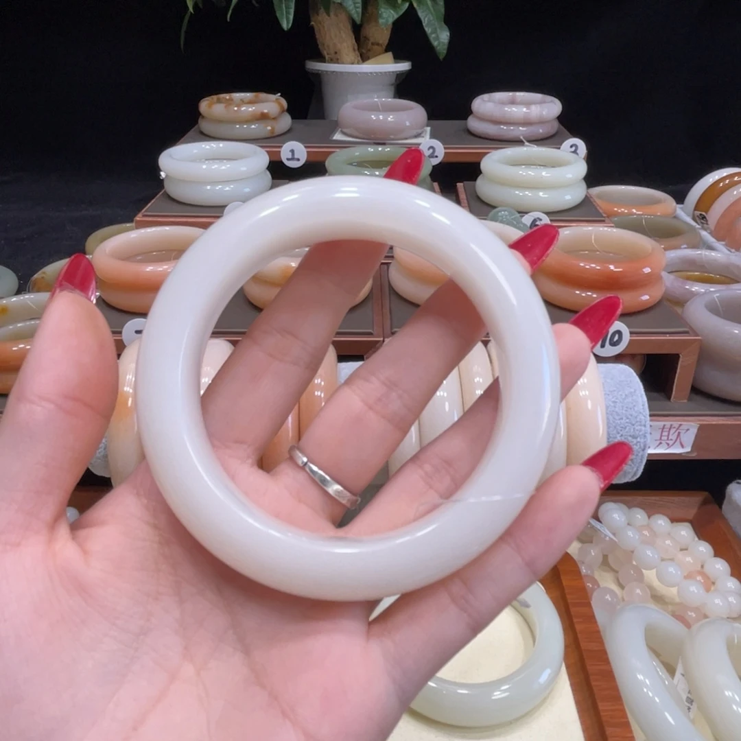 雯***子石英质玉未镶嵌手镯