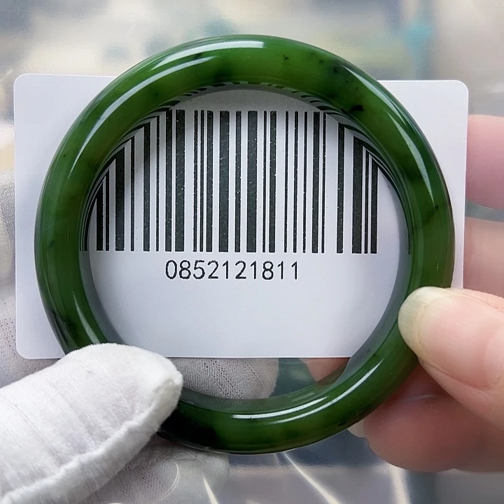 官***姐和田玉未镶嵌手镯包容54