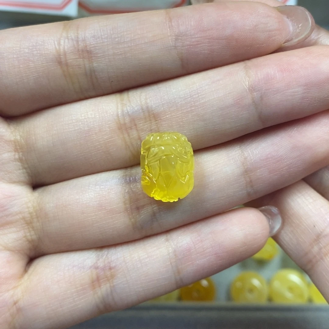 未镶嵌琥珀裸石爱**仙貔貅