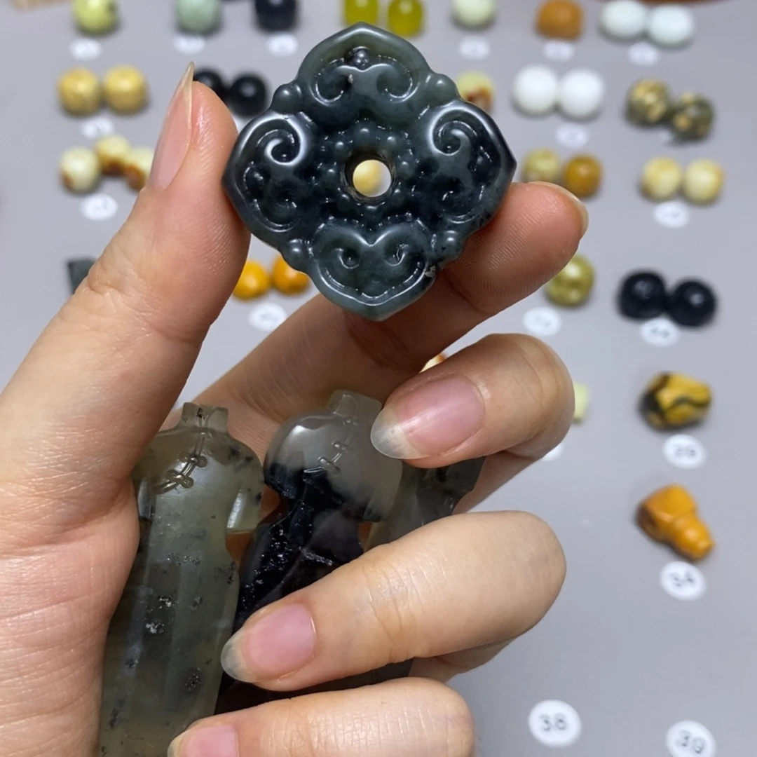 蛇纹石玉配饰合金猗****狗