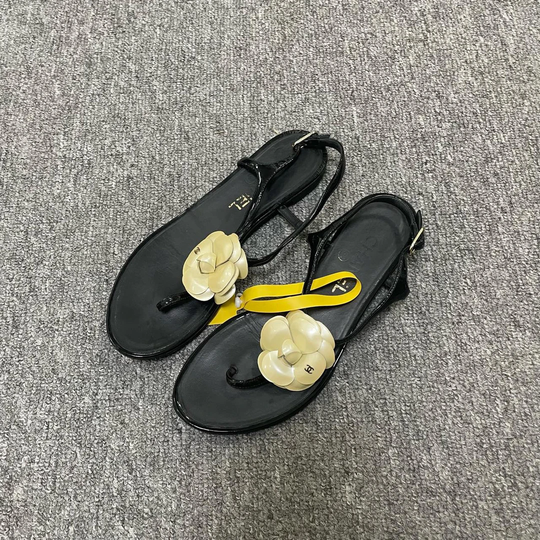 95新 Chanel/香奈儿 山茶花露趾搭扣一字带凉鞋 36.5码/7366