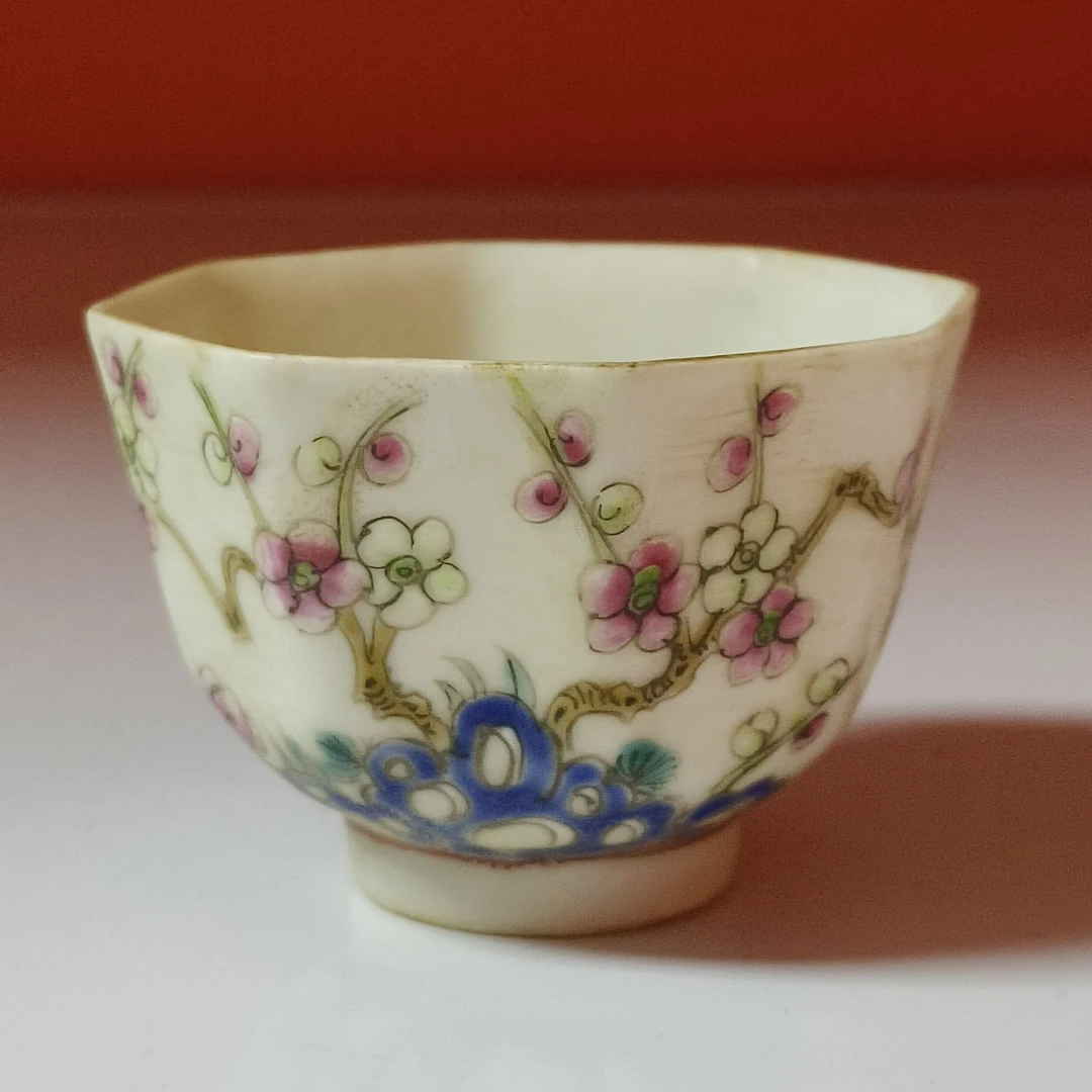 清光绪 粉彩洞石梅花纹八棱杯