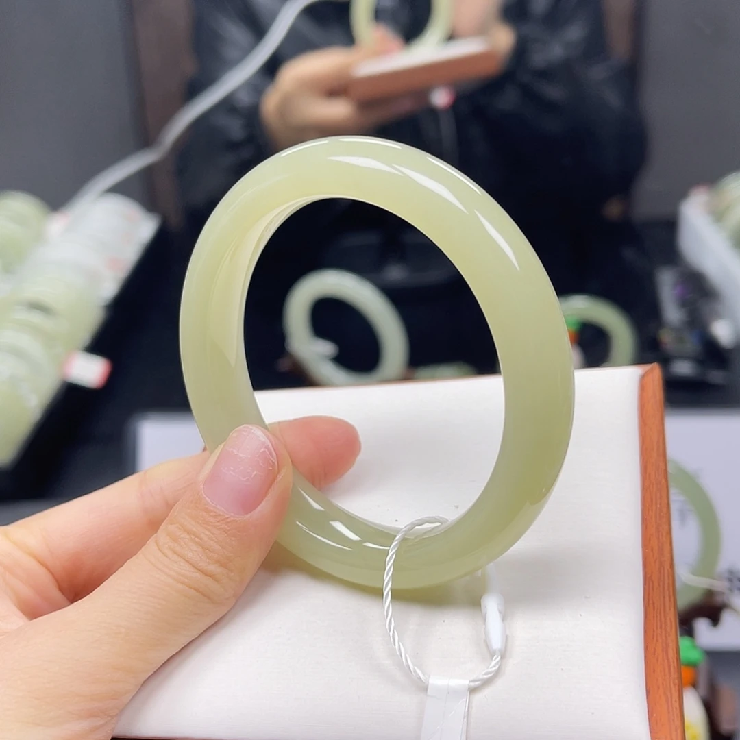 和田玉未镶嵌手镯