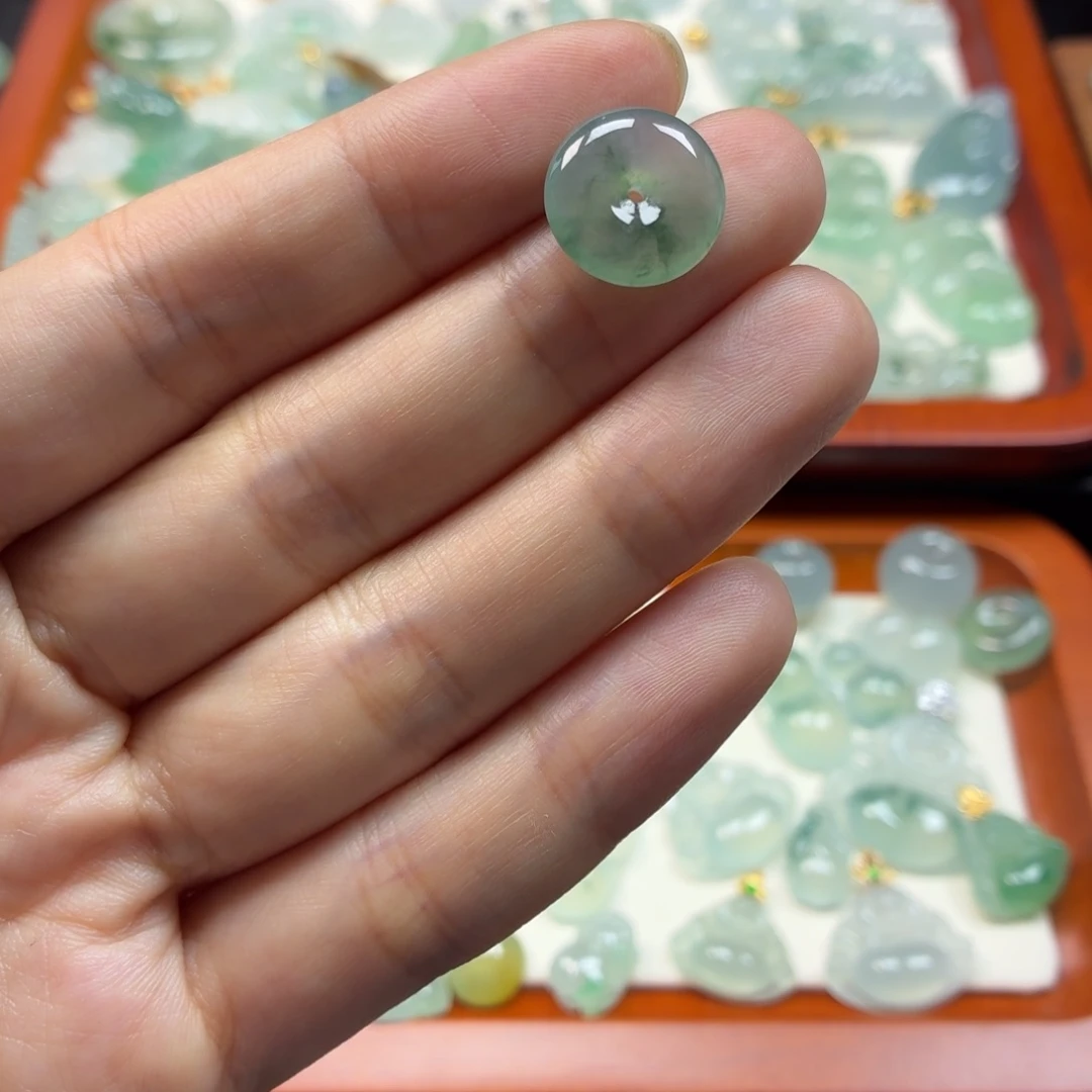 翡翠未镶嵌颈饰平安扣