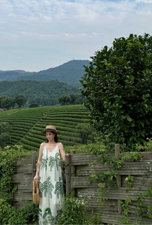 【阿拉豆】法式复古轻奢吊带度假风裙子夏季印花大摆宽松连衣裙