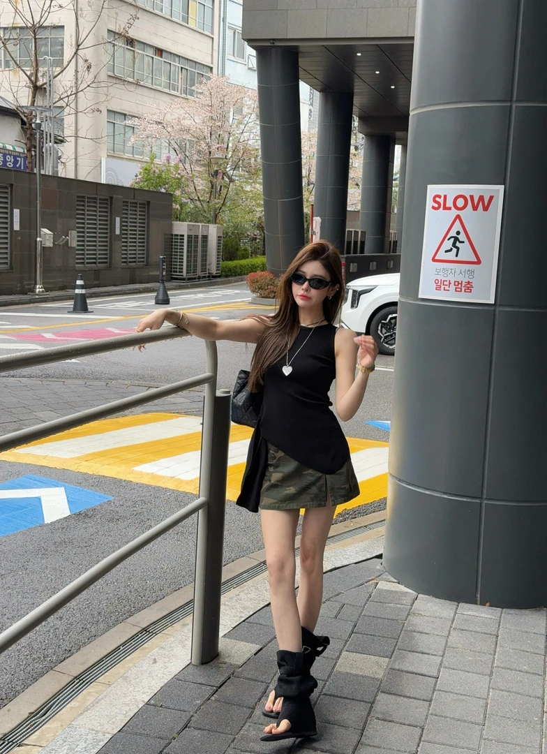 米娜家【加州夏日】泡菜订制黑色冰丝飘带打结背心辣妹