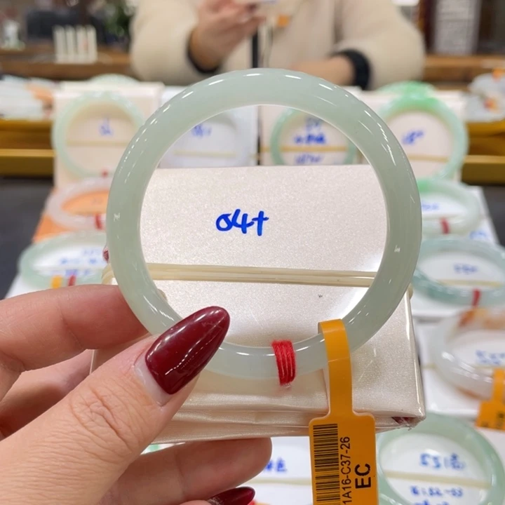 翡翠手镯未镶嵌翡翠