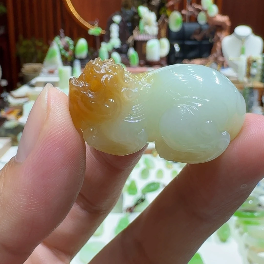 和田玉未镶嵌颈饰糖白貔貅