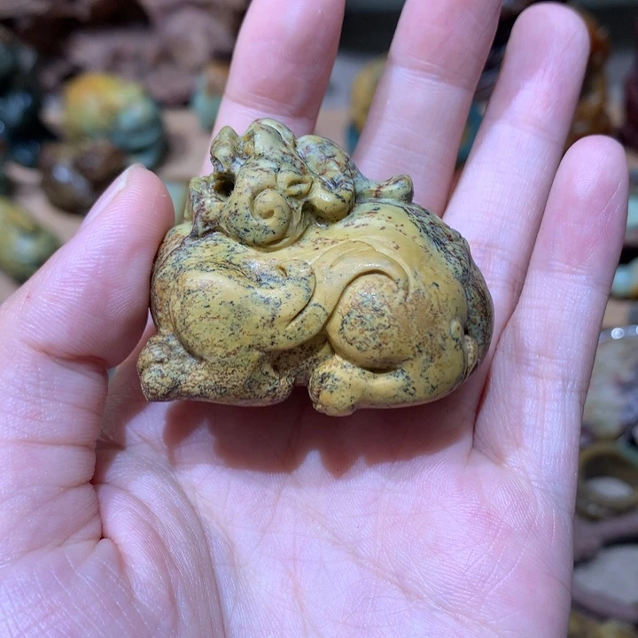 未镶嵌岫岩河磨玉（透闪石质玉）把件