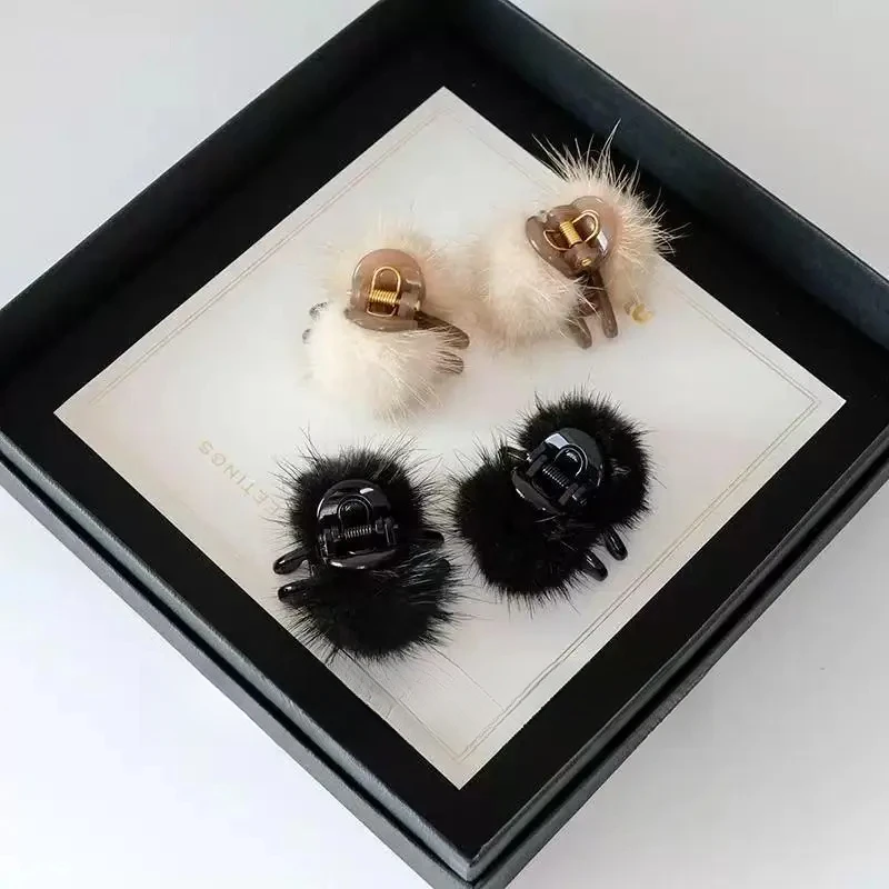 【春节不打烊 到手2个】秋冬新款毛毛发夹少女风公主头毛球简约迷你商品图