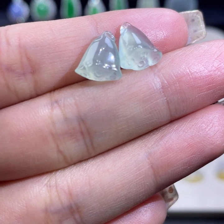 翡翠未镶嵌颈饰莲蓬