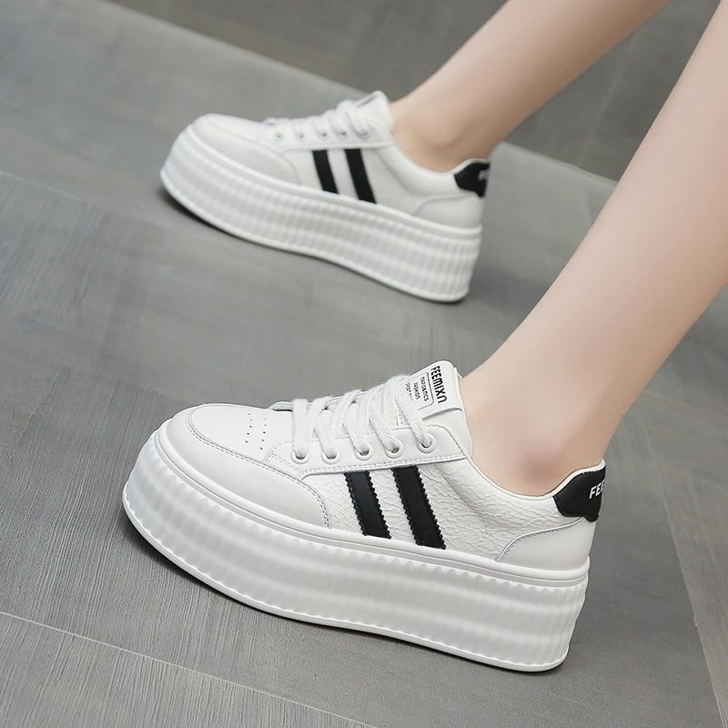 不累脚饼干鞋2025年春秋新款厚底运动休闲鞋平底小白鞋学生跑步鞋