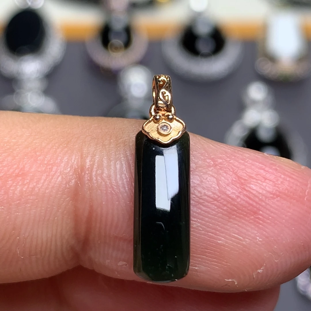 翡翠18K金镶嵌颈饰墨翠吊坠