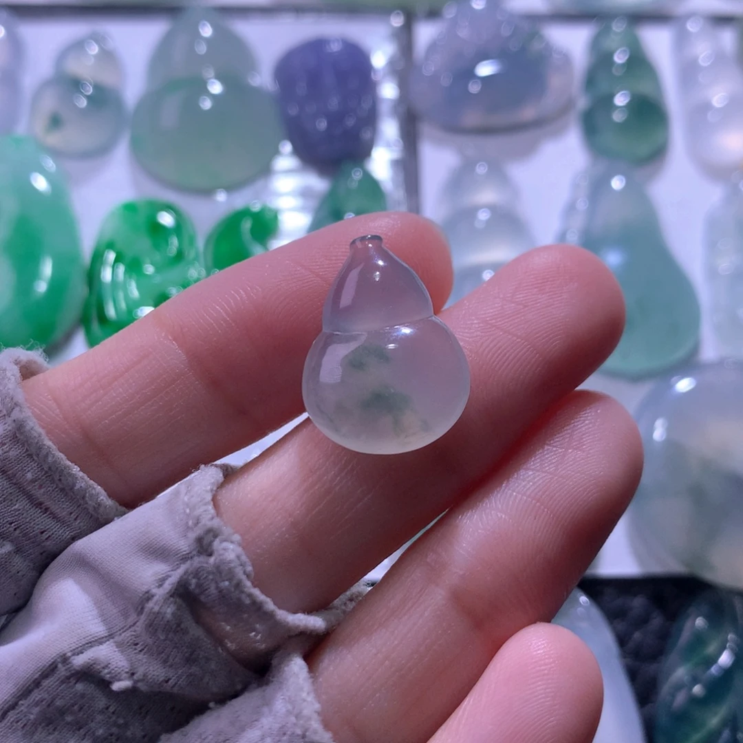 翡翠未镶嵌颈饰葫芦