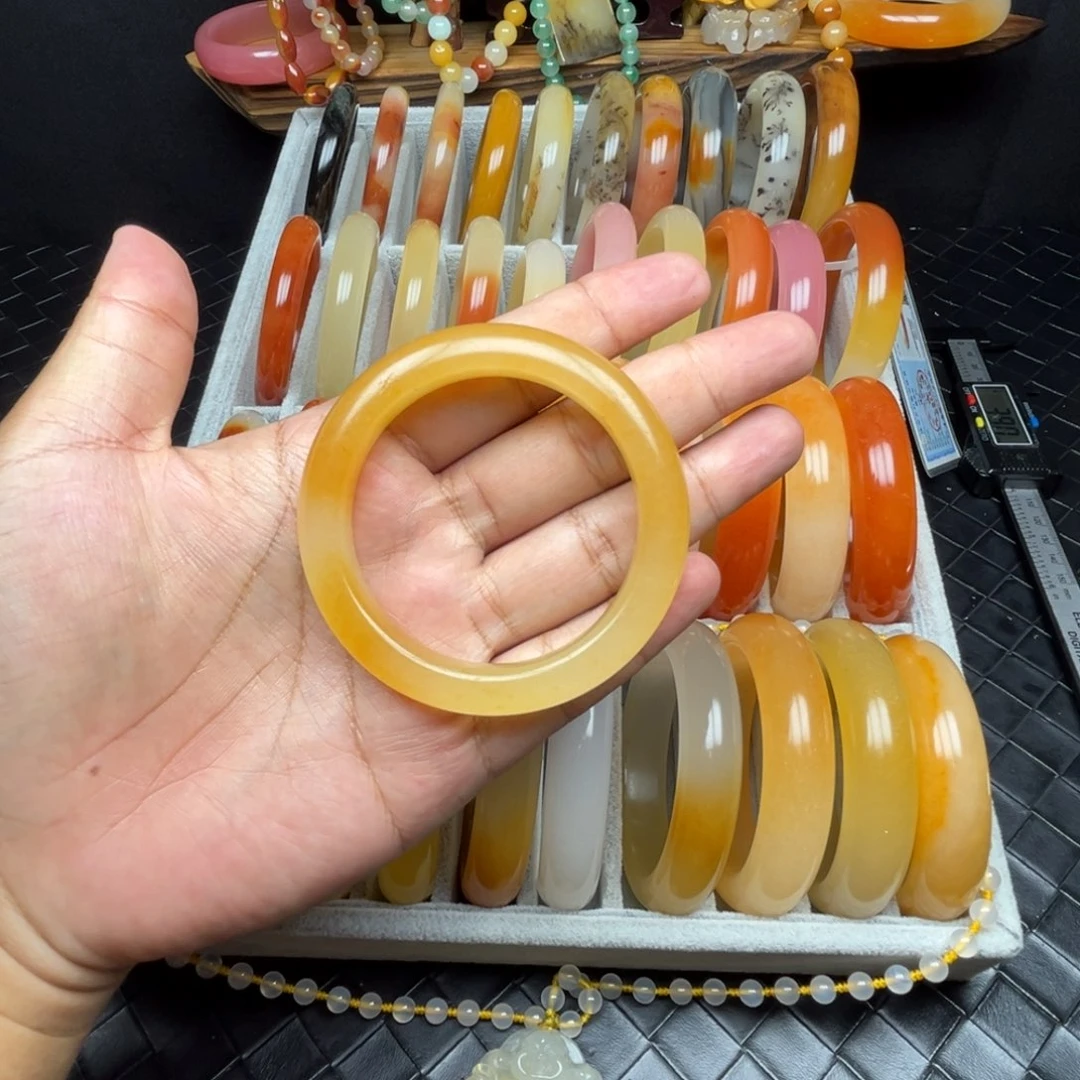 超***哥未镶嵌石英质玉（黄龙玉）手镯