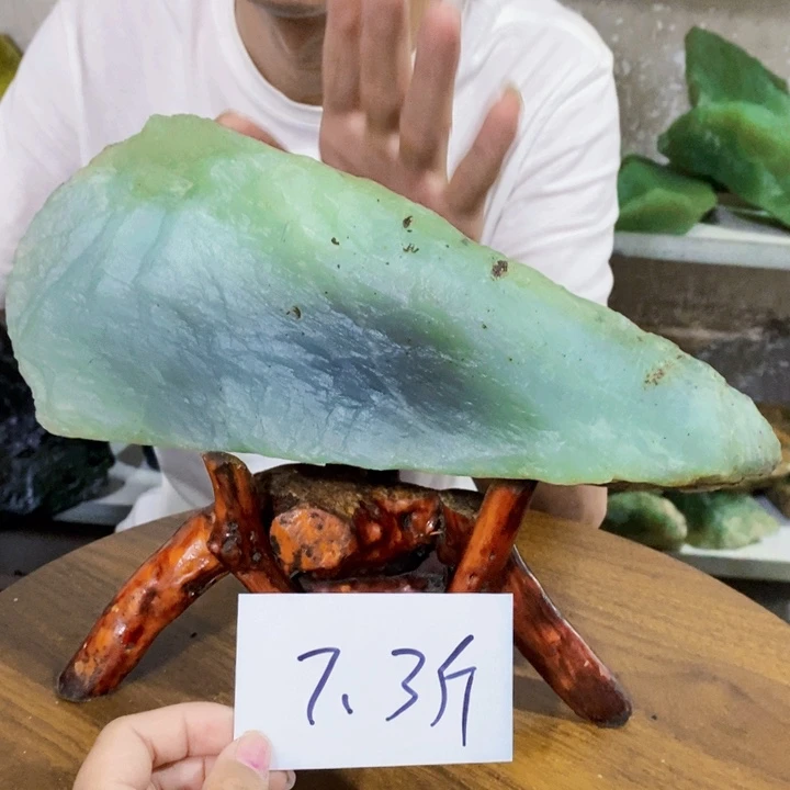 过***风未镶嵌蛇纹石玉原石