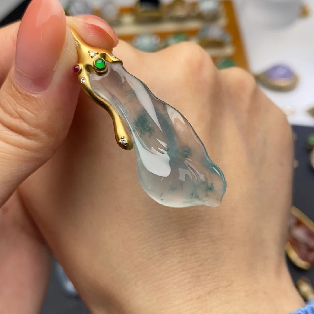 翡翠18K金镶嵌颈饰隐