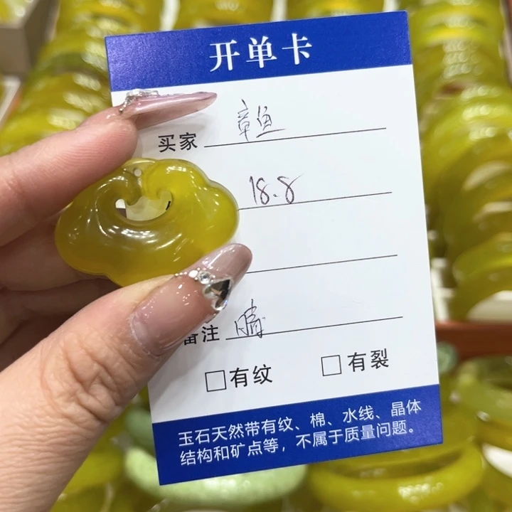 蛇纹石玉颈饰未镶嵌?