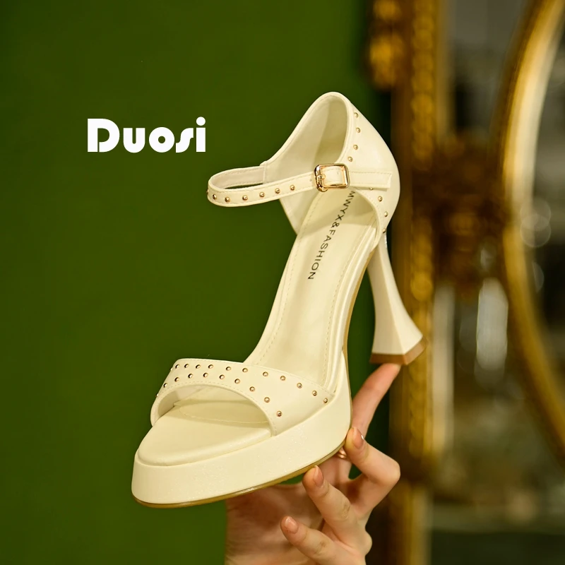 【DUOSI】9cm铆钉时尚宴会鞋女细跟配裙子高跟鞋一字扣凉鞋L102-289