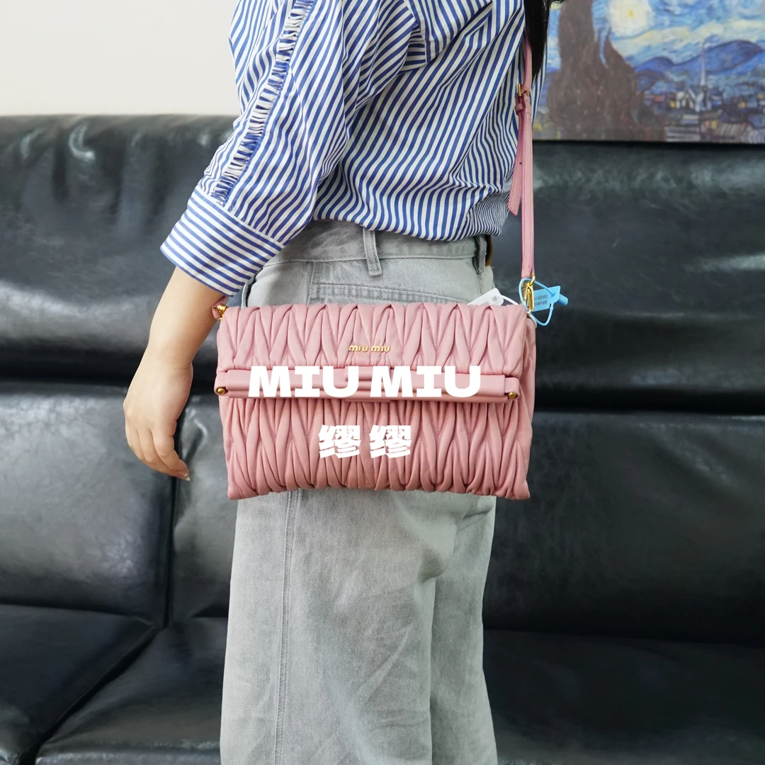 95新 MIU MIU/缪缪 miumiu/粉色褶皱斜挎包/WJ04206020/6020