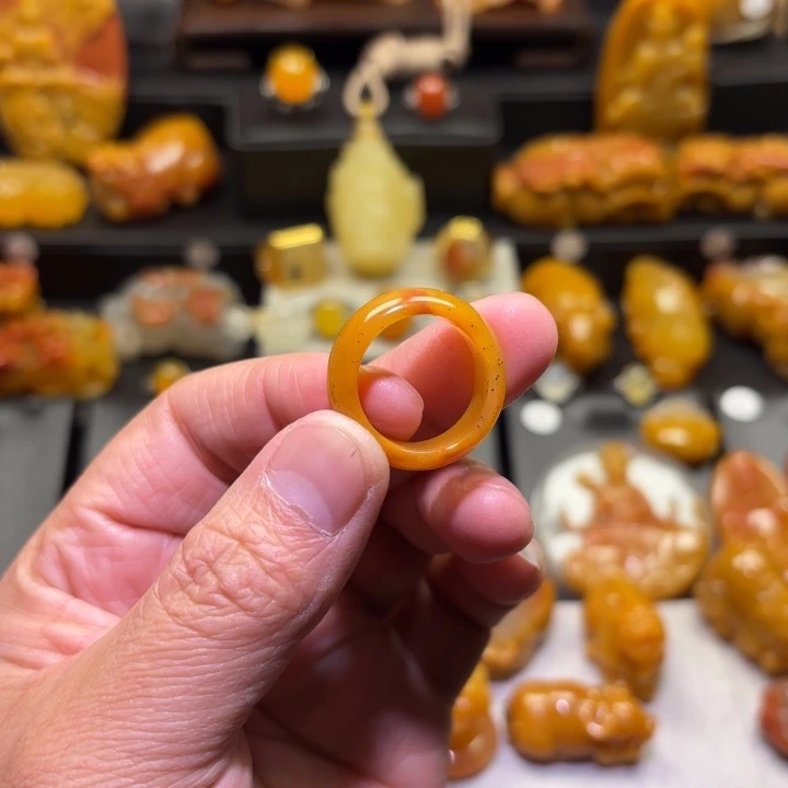 石英质玉（黄龙玉）未镶嵌颈饰