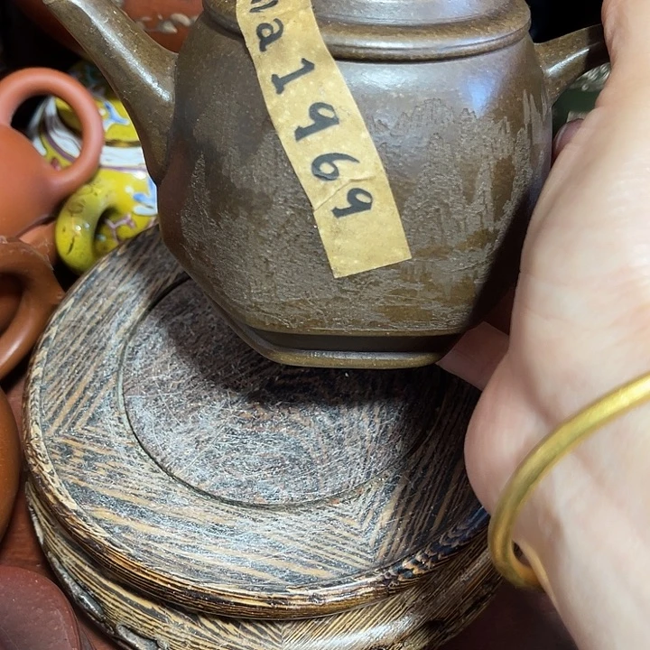 茶壶紫砂原矿泥料手工制作的一把紫砂壶。