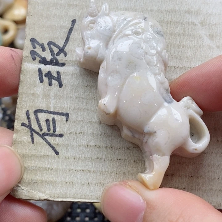 硅化珊瑚（珊瑚玉）颈饰未镶嵌秀*