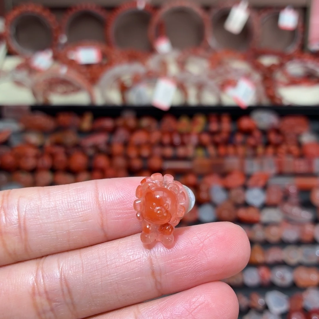 南红玛瑙未镶嵌颈饰小狮子