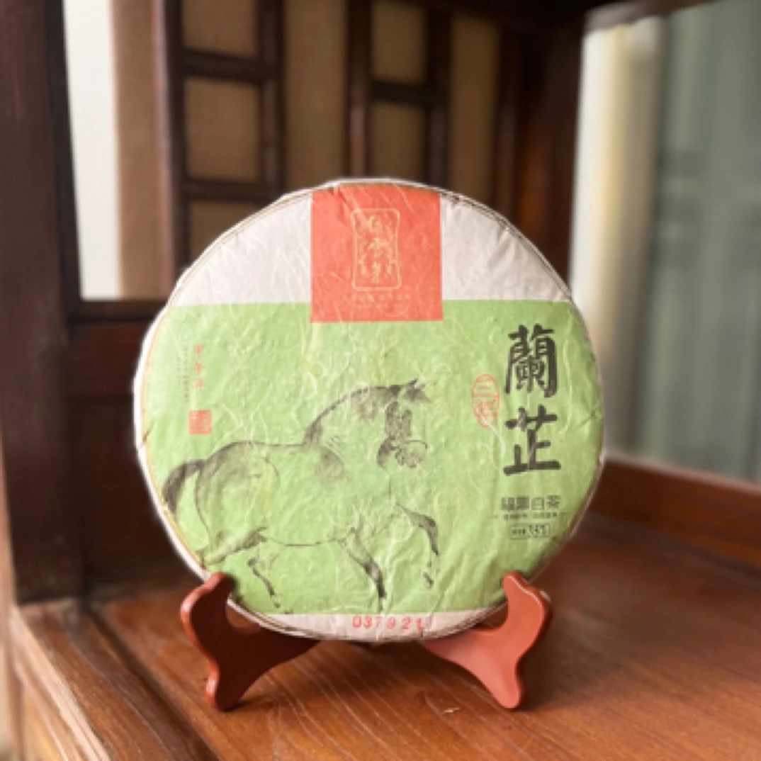 【貂蝉茶话馆】兰芷 马饼 2011年牡丹拼寿眉饼357克（拆开不退不换）