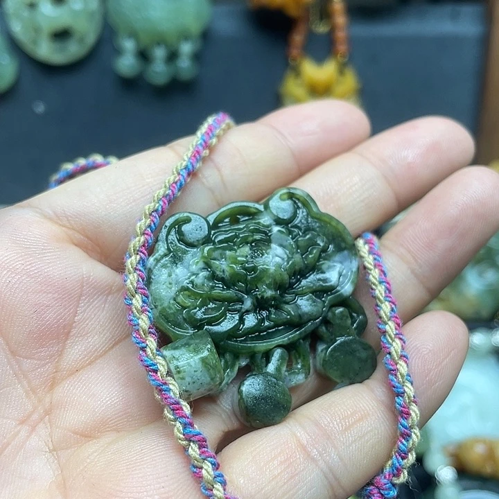 未镶嵌蛇纹石玉颈饰