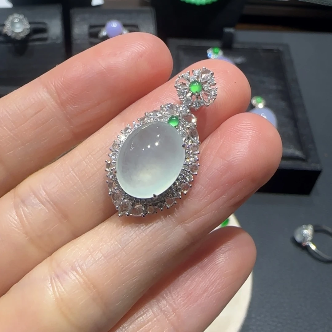 翡翠18K金镶嵌颈饰白冰蛋面挂件