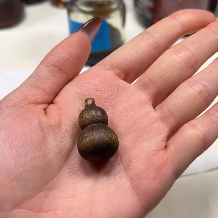 沉香沉香碎屑1.8白棋小葫芦1个