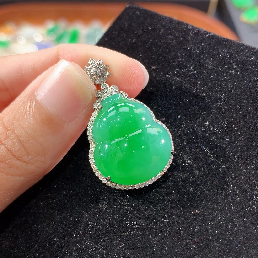 翡翠18K金镶嵌颈饰