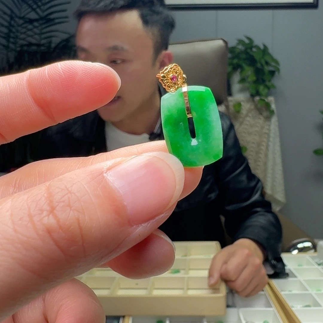 翡翠18K金镶嵌吊坠(不含链)多样性发货其一