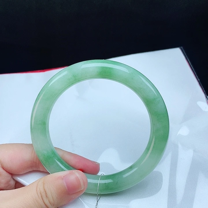 翡翠手镯未镶嵌55圈