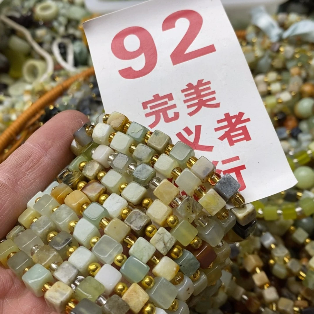 蛇纹石玉挂坠未镶嵌