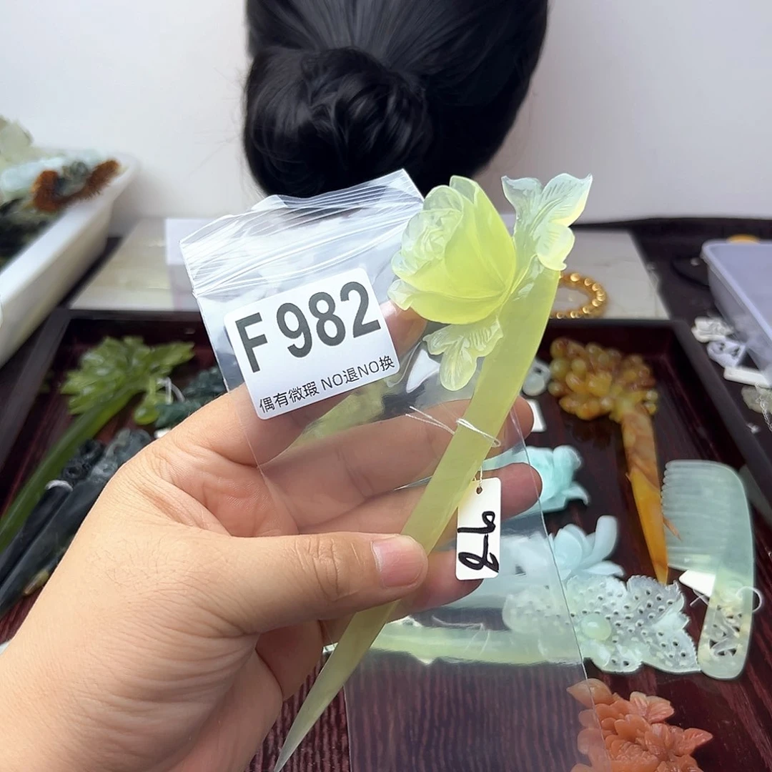 蛇纹石玉合金颈饰一**瑰