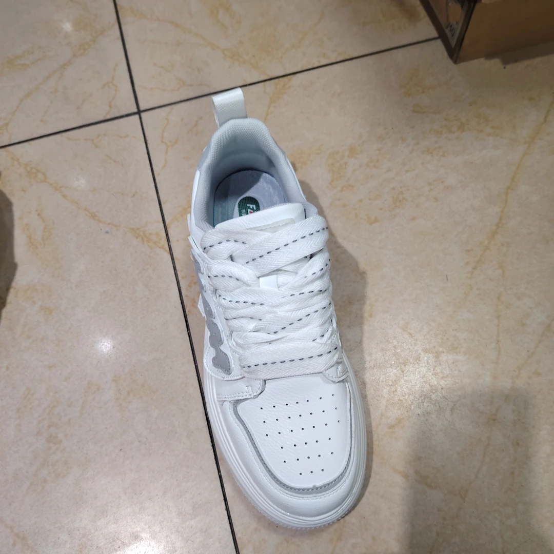 男款时尚舒适运动鞋。