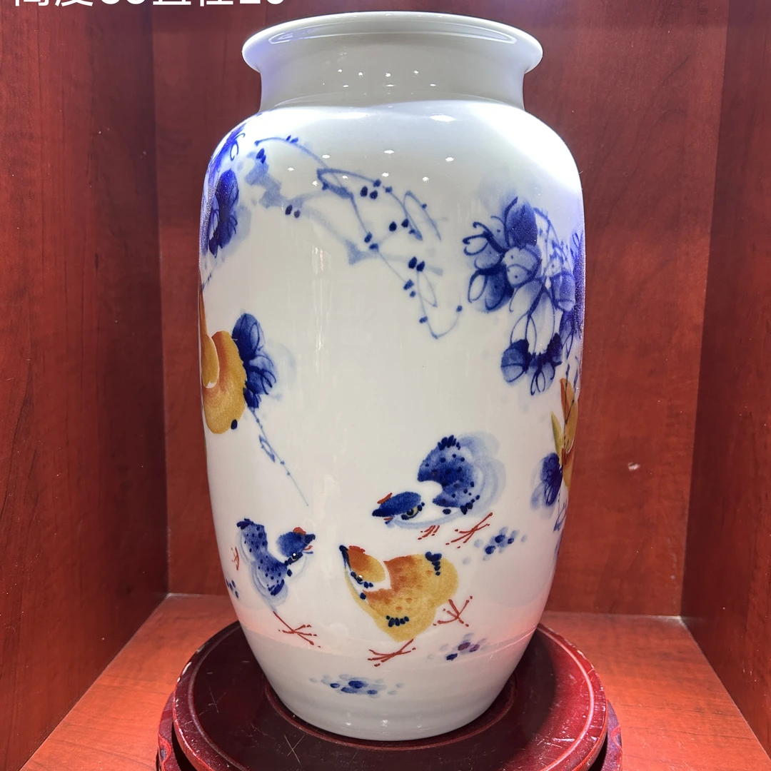 手绘釉下青花荷花花瓶