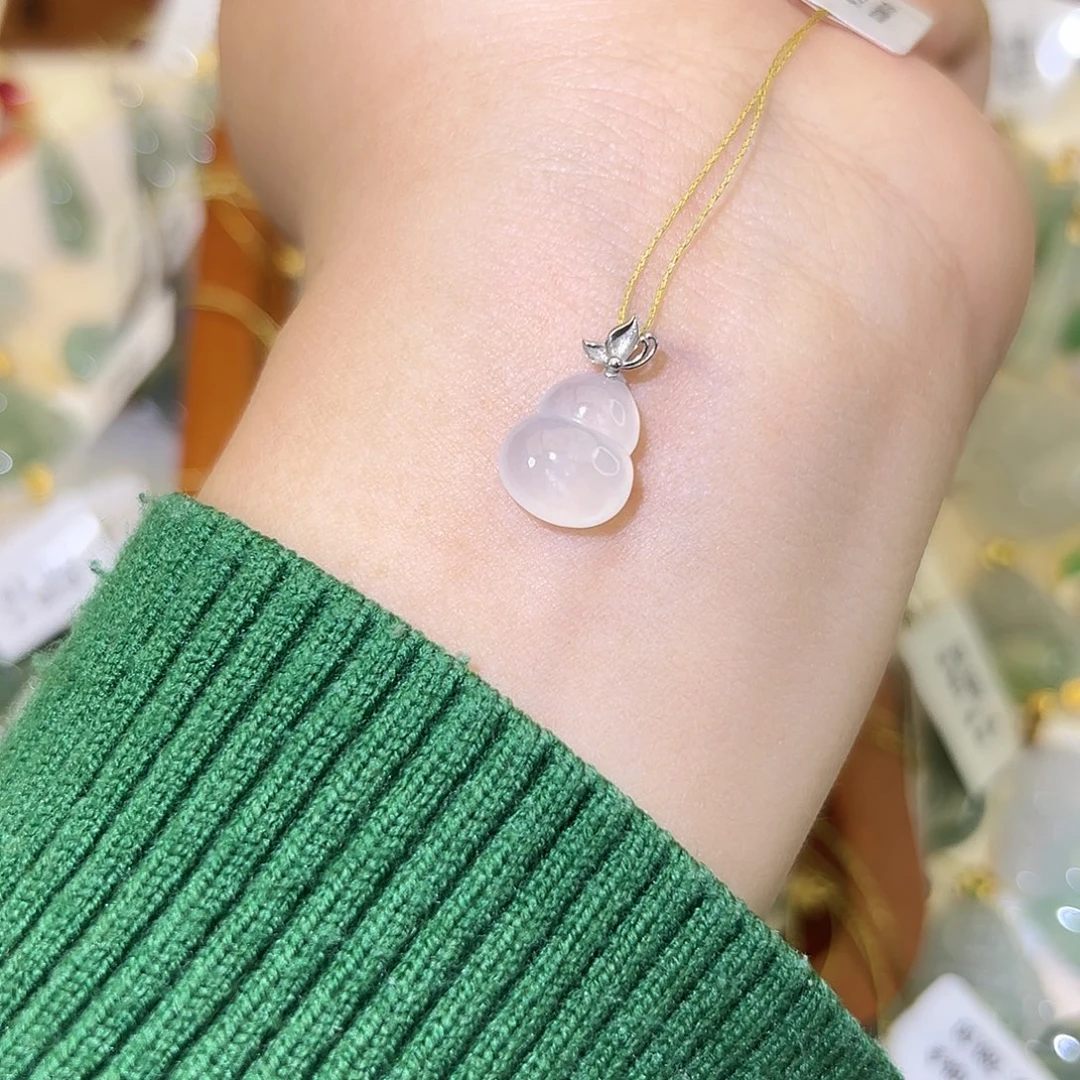 翡翠18K金镶嵌颈饰葫芦