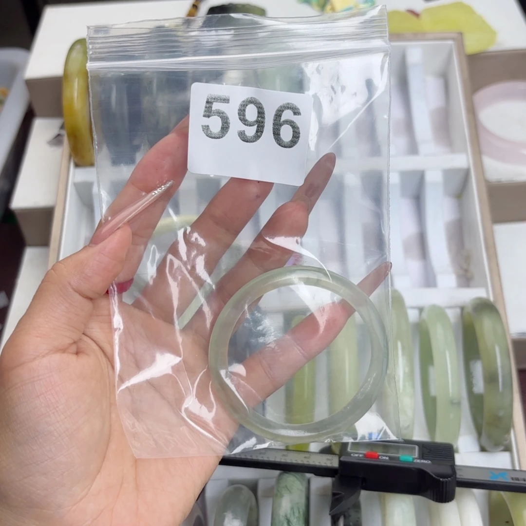未镶嵌蛇纹石玉手镯徐***?