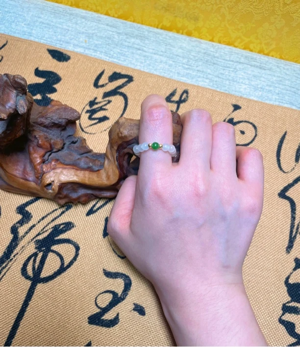 18k金冰白翠戒指（白玉卡3.9mm 18k金卡1.6mm）