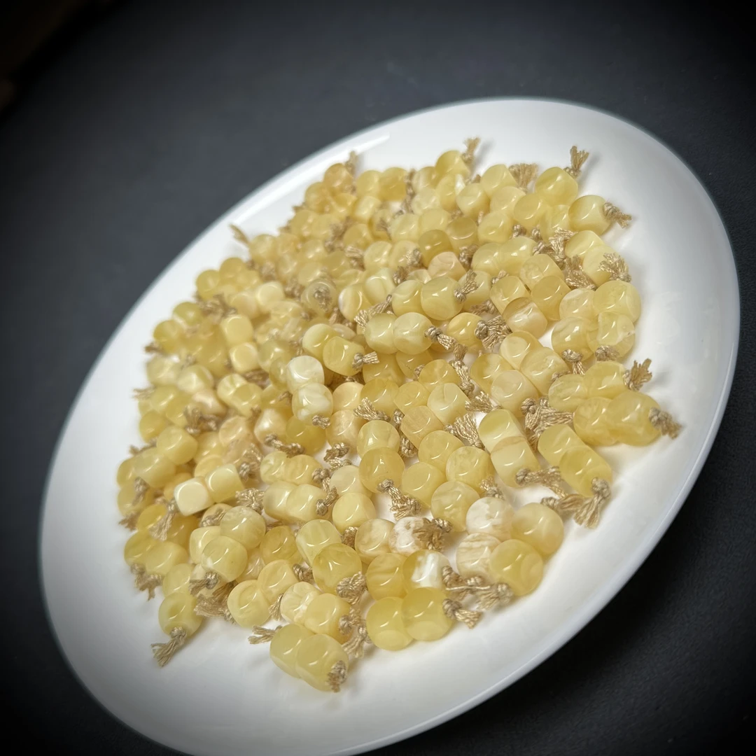 A104 天然原矿蜜蜡 俄料白蜡四方珠7mm左右一对 随机发